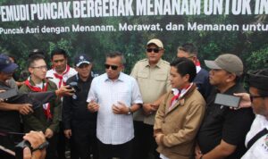 Anggota DPR RI, Mulyadi dalam acara penanaman pohon di area parkir EIGER Adventure Land (EAL), Foto/Istimewa Anggota DPR RI, Mulyadi dalam acara penanaman pohon di area parkir EIGER Adventure Land (EAL), Foto/Istimewa