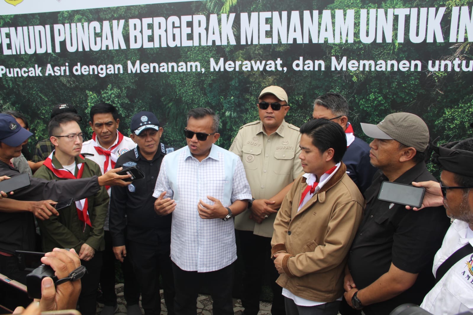 Anggota DPR RI, Mulyadi dalam acara penanaman pohon di area parkir EIGER Adventure Land (EAL), Foto/Istimewa