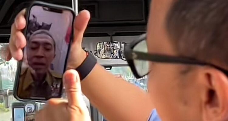 Mantan Wali Kota Bogor, Bima Arya memberikan jempol sebagai bentuk apresiasi ke Dedie A Rachim karena telah berhasil mengoperasikan koridor 6 Biskita Transpakuan, Foto/Tangkapan Layar TikTok di Bimaarya Official