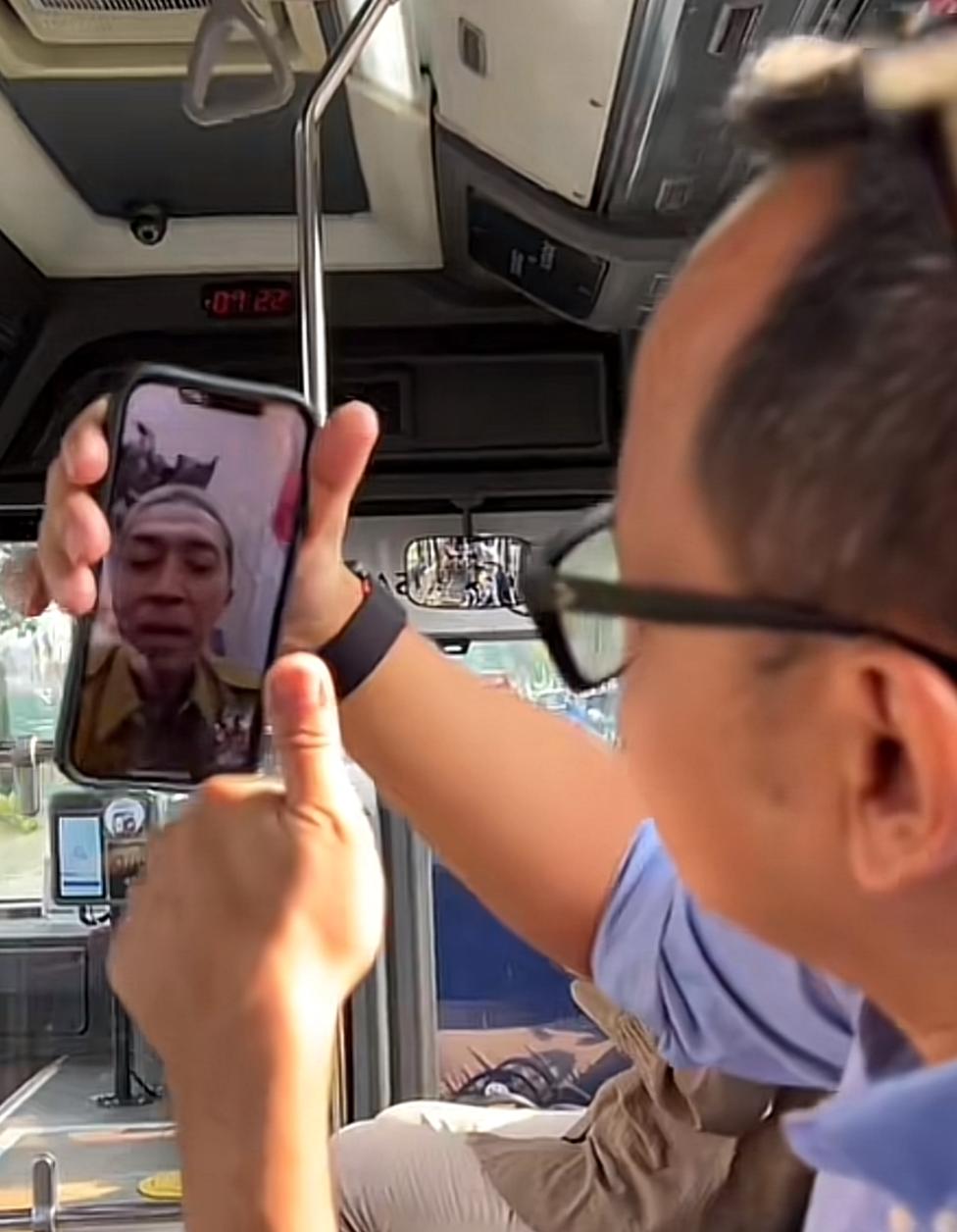 Mantan Wali Kota Bogor, Bima Arya memberikan jempol sebagai bentuk apresiasi ke Dedie A Rachim karena telah berhasil mengoperasikan koridor 6 Biskita Transpakuan, Foto/Tangkapan Layar TikTok di Bimaarya Official