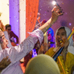 Beberapa orang terlihat gembira saat menyambut tahun baru 2026, Foto/Sahira Hotel