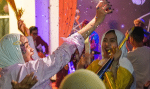 Beberapa orang terlihat gembira saat menyambut tahun baru 2026, Foto/Sahira Hotel Beberapa orang terlihat gembira saat menyambut tahun baru 2026, Foto/Sahira Hotel