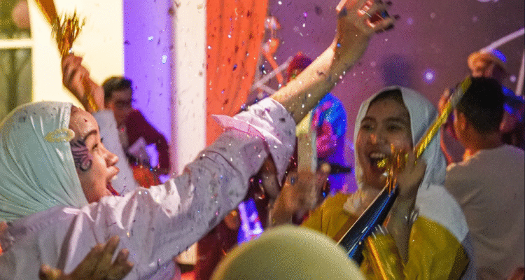 Beberapa orang terlihat gembira saat menyambut tahun baru 2026, Foto/Sahira Hotel
