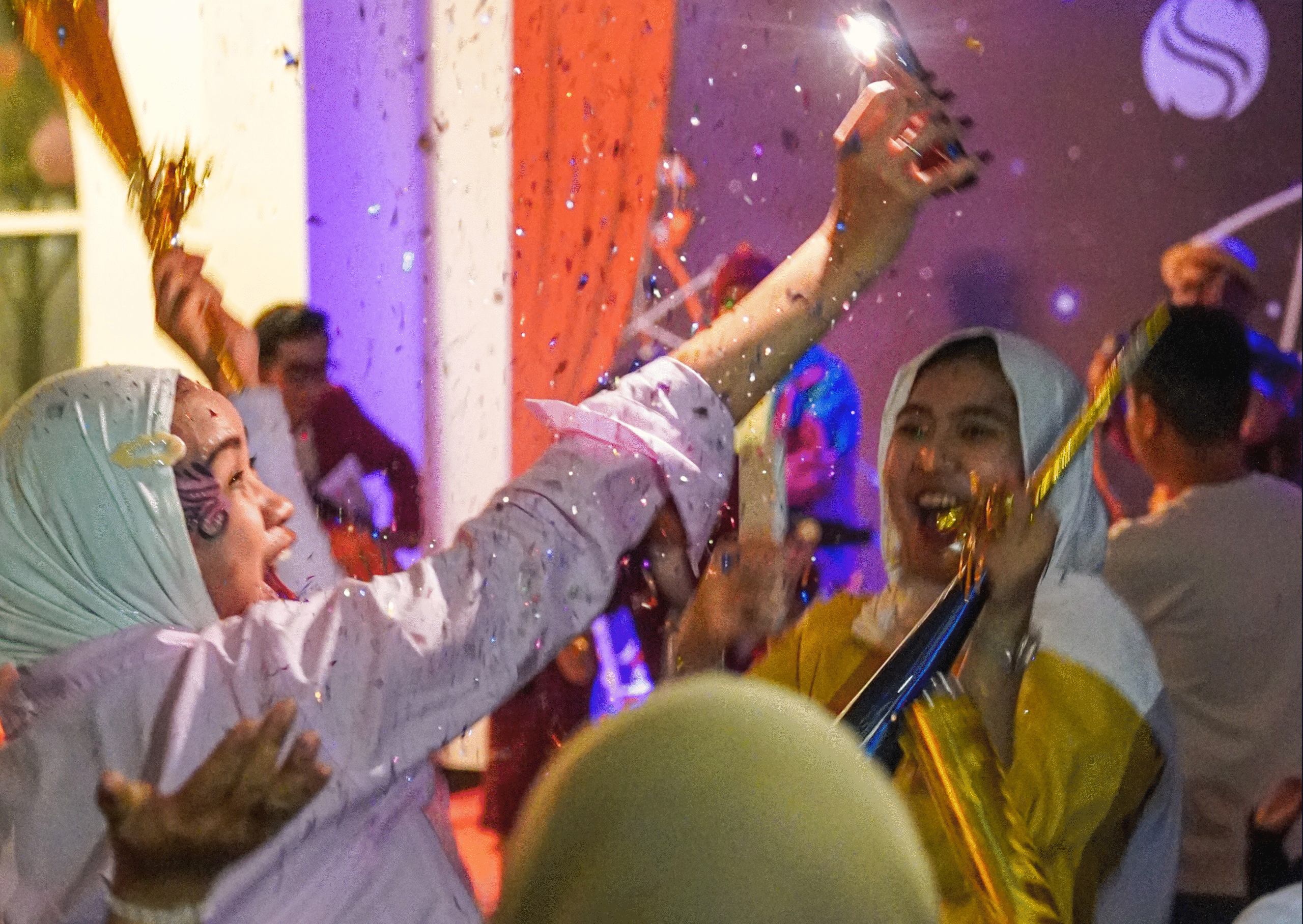 Beberapa orang terlihat gembira saat menyambut tahun baru 2026, Foto/Sahira Hotel