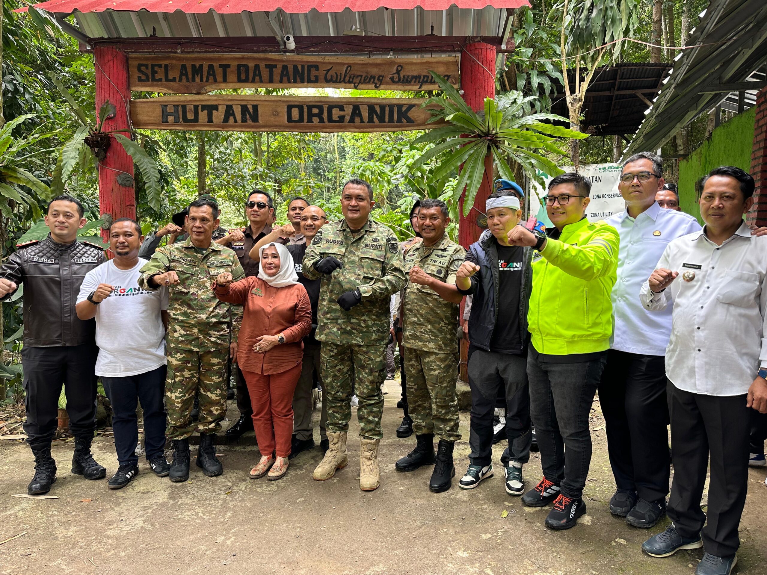 Foto bersama Ketua DPRD Kabupaten Bogor dan Bupati Bogor, Rudy Susmanto dan unsur Forkopimda, Foto/Setwan DPRD Kabupaten Bogor Foto bersama Ketua DPRD Kabupaten Bogor dan Bupati Bogor, Rudy Susmanto dan unsur Forkopimda, Foto/Setwan DPRD Kabupaten Bogor