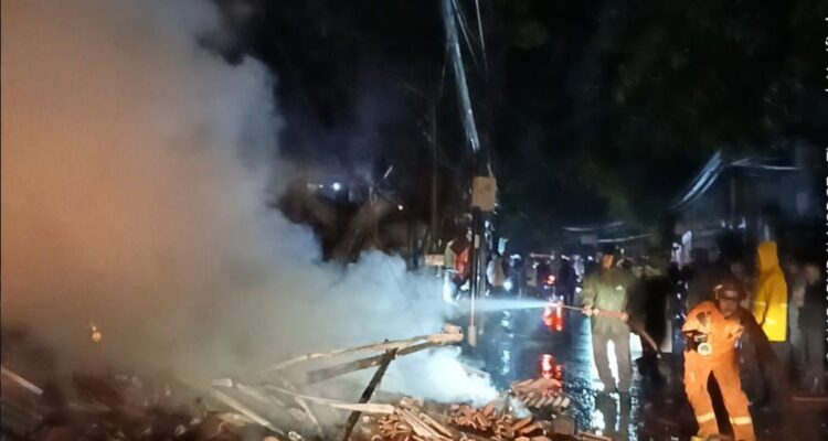 Rescue Damkar Kabupaten Bogor saat mengevakuasi kebakaran di Babakan, Sentul Bogor, Foto/Damkar Kabupaten Bogor