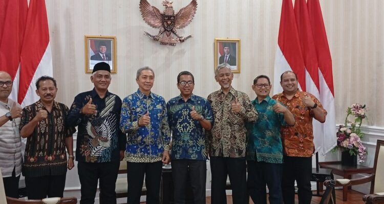 Wali Kota Bogor, Dedie A Rachim saat berfoto bersama forum Koperasi Merah Putih foto/Istimewa