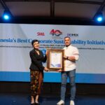 Group Head Corporate Communication & Sustainability XLSMART, Reza Mirza, menerima penghargaan Sustainability Warrior – Top Leader Warrior dan Sustainability Warrior — Sustainability Warrior Team untuk Tim CSR XLSMART, pada ajang MIX Marcomm 2025 Indonesia Corporate Sustainability Award (16/10). Raihan ini menegaskan komitmen XLSMART pada keberlanjutan yang bukan hanya bersifat program CSR, tetapi tertanam dalam strategi bisnis jangka panjang, foto/Istimewa