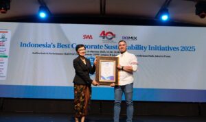 Group Head Corporate Communication & Sustainability XLSMART, Reza Mirza, menerima penghargaan Sustainability Warrior – Top Leader Warrior dan Sustainability Warrior — Sustainability Warrior Team untuk Tim CSR XLSMART, pada ajang MIX Marcomm 2025 Indonesia Corporate Sustainability Award (16/10). Raihan ini menegaskan komitmen XLSMART pada keberlanjutan yang bukan hanya bersifat program CSR, tetapi tertanam dalam strategi bisnis jangka panjang, foto/Istimewa