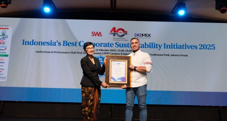 Group Head Corporate Communication & Sustainability XLSMART, Reza Mirza, menerima penghargaan Sustainability Warrior – Top Leader Warrior dan Sustainability Warrior — Sustainability Warrior Team untuk Tim CSR XLSMART, pada ajang MIX Marcomm 2025 Indonesia Corporate Sustainability Award (16/10). Raihan ini menegaskan komitmen XLSMART pada keberlanjutan yang bukan hanya bersifat program CSR, tetapi tertanam dalam strategi bisnis jangka panjang, foto/Istimewa