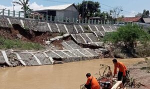Kondisi longsor di Jonggol karena sungai ciputrah meluap, foto/BPBD Kabupaten Bogor