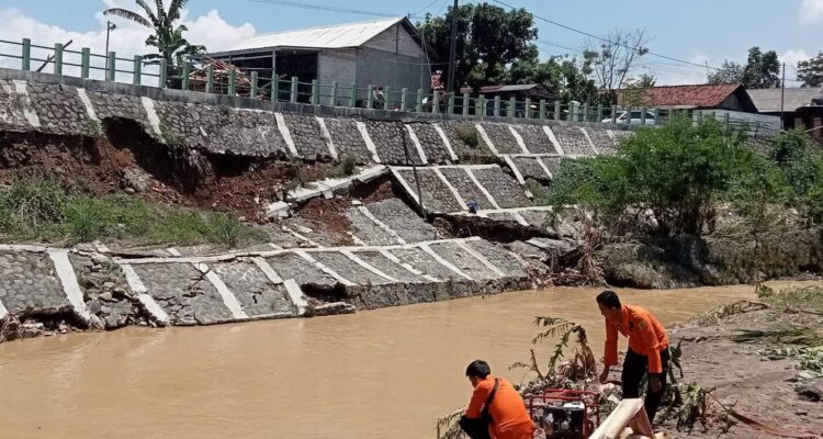 Kondisi longsor di Jonggol karena sungai ciputrah meluap, foto/BPBD Kabupaten Bogor