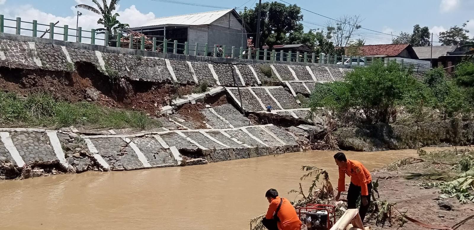 Kondisi longsor di Jonggol karena sungai ciputrah meluap, foto/BPBD Kabupaten Bogor
