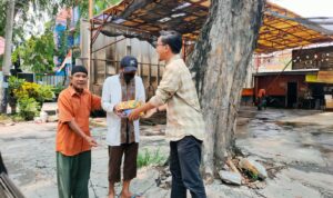 BRI Branch Office (BO) Bekasi Harapan Indah (HI) menggelar kegiatan “Jumat Berkah” dengan membagikan makanan kepada masyarakat kurang mampu, Foto/Istimewa BRI Branch Office (BO) Bekasi Harapan Indah (HI) menggelar kegiatan “Jumat Berkah” dengan membagikan makanan kepada masyarakat kurang mampu, Foto/Istimewa