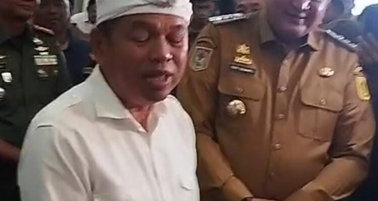 Gubernur Jawa Barat Dedi Mulyadi saat saat menghadiri pemberian BLT sebagai kompensasi penutupan tambang di wilayah Kabupaten Bogor, Foto/Istimewa