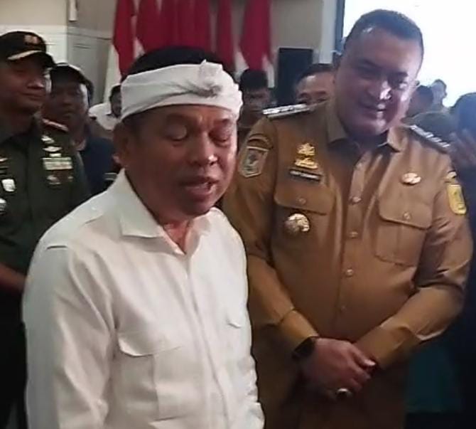 Gubernur Jawa Barat Dedi Mulyadi saat saat menghadiri pemberian BLT sebagai kompensasi penutupan tambang di wilayah Kabupaten Bogor, Foto/Istimewa