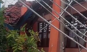Kondisi sekolah SMKN 1 Gunung Putri ambruk karena hujan deras disertai angin kencang, Foto/Istimewa