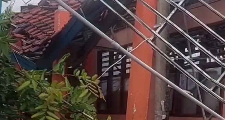 Kondisi sekolah SMKN 1 Gunung Putri ambruk karena hujan deras disertai angin kencang, Foto/Istimewa