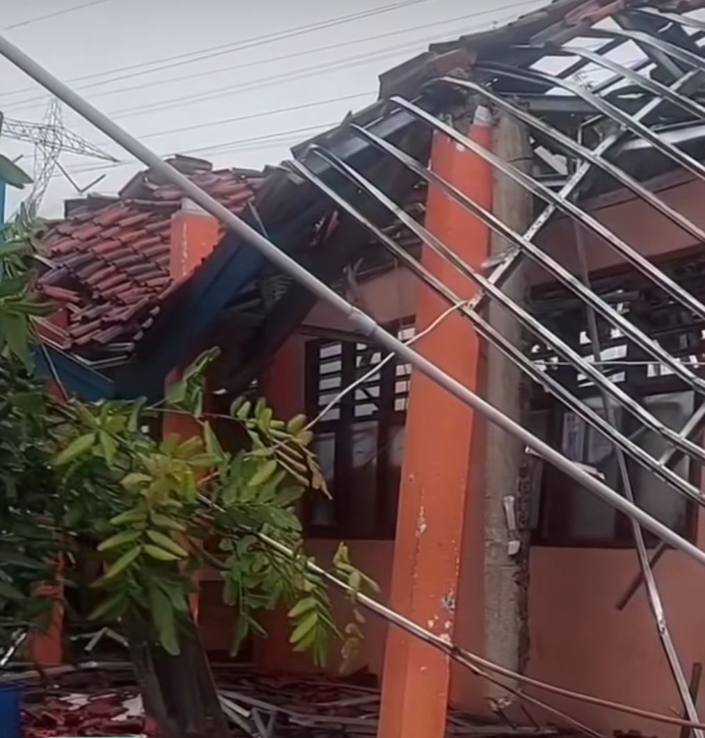Kondisi sekolah SMKN 1 Gunung Putri ambruk karena hujan deras disertai angin kencang, Foto/Istimewa Kondisi sekolah SMKN 1 Gunung Putri ambruk karena hujan deras disertai angin kencang, Foto/Istimewa