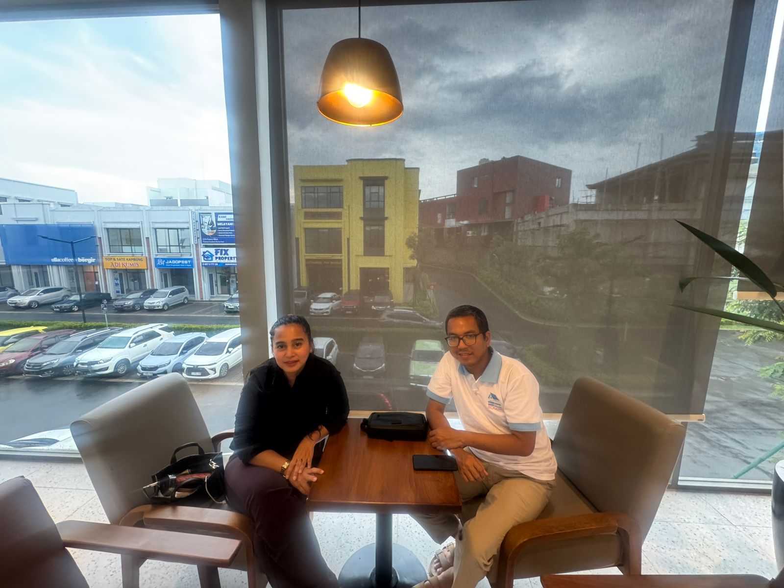 Foto bersama Direktur Lembaga Bantuan Hukum (LBH) Irine Amilia Justicia dan Ketua Kolaborasi Inovasi Brilian (KIB) Syafei, foto/Istimewa Foto bersama Direktur Lembaga Bantuan Hukum (LBH) Irine Amilia Justicia dan Ketua Kolaborasi Inovasi Brilian (KIB) Syafei, foto/Istimewa