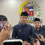 Wali Kota Bogor, Dedie A Rachim saat didampangi ketua DPRD, Adityawarman saat paripurna, foto/Adi Wirman