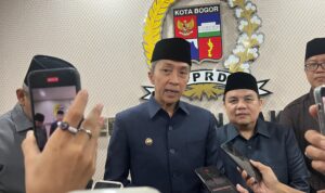 Wali Kota Bogor, Dedie A Rachim saat didampangi ketua DPRD, Adityawarman saat paripurna, foto/Adi Wirman Wali Kota Bogor, Dedie A Rachim saat didampangi ketua DPRD, Adityawarman saat paripurna, foto/Adi Wirman