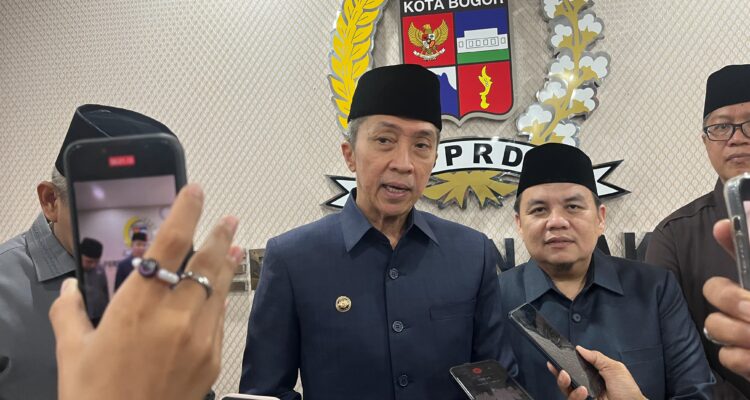 Wali Kota Bogor, Dedie A Rachim saat didampangi ketua DPRD, Adityawarman saat paripurna, foto/Adi Wirman