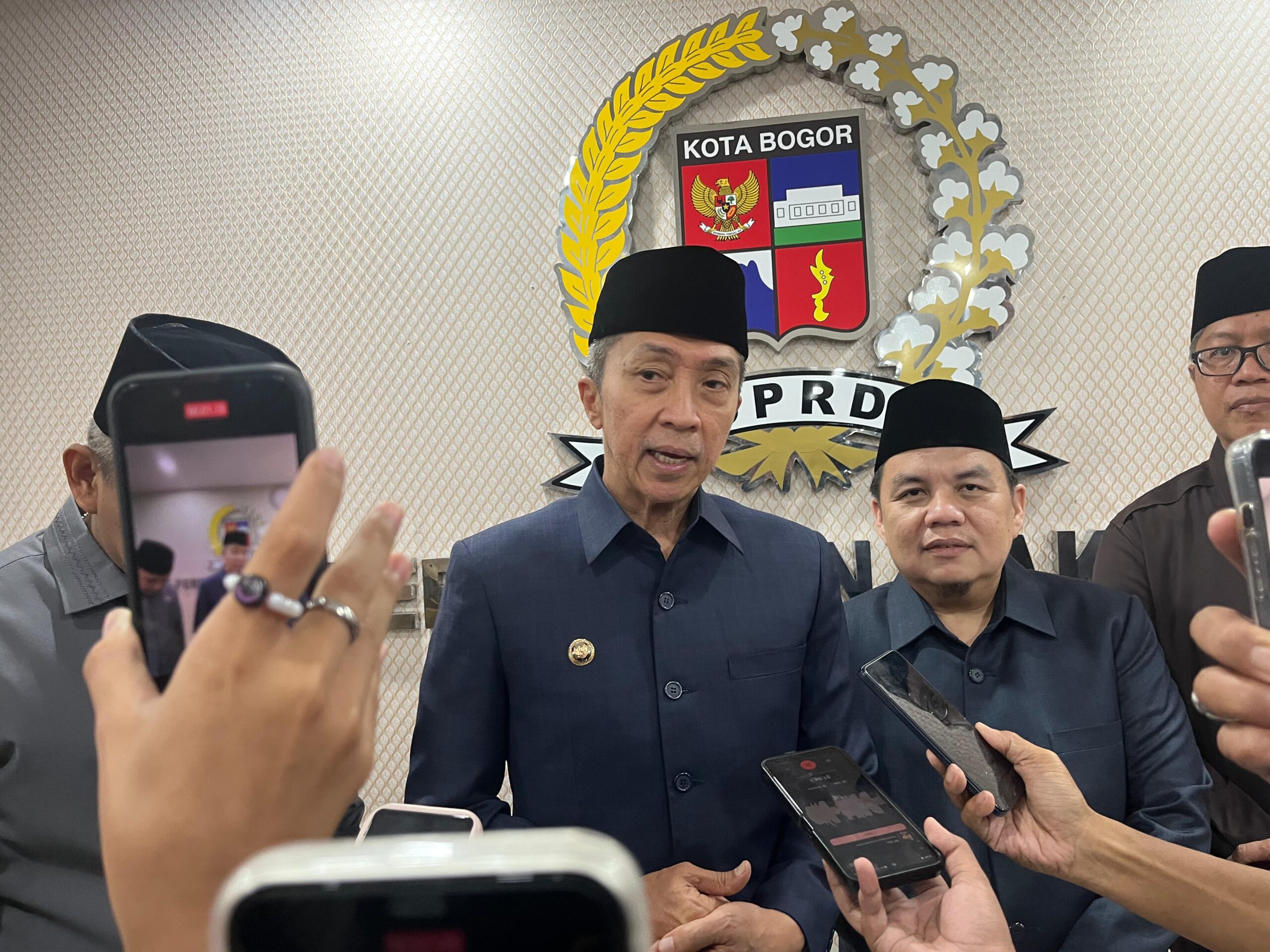 Wali Kota Bogor, Dedie A Rachim saat didampangi ketua DPRD, Adityawarman saat paripurna, foto/Adi Wirman