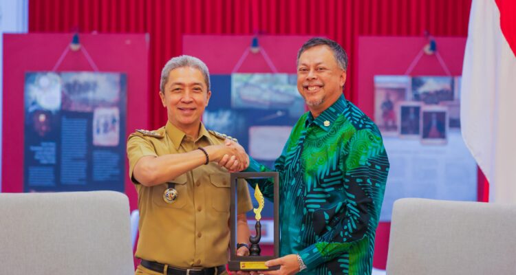 Wali Kota Bogor, Dedie A Rachim saat foto bersama dengan duta besar malaysia, Dato’ Syed Mohamad Hasrin, foto/Diskominfo Kota Bogor
