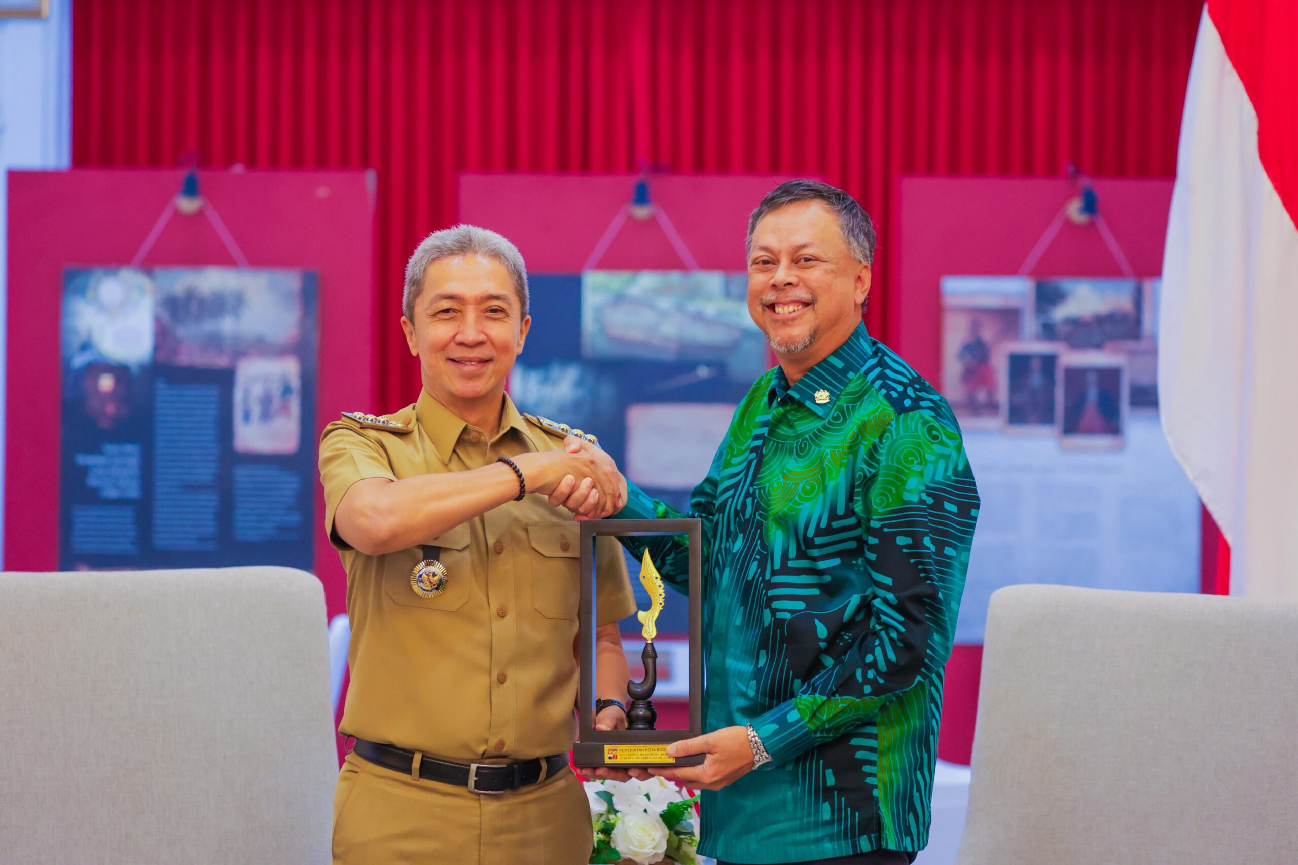 Wali Kota Bogor, Dedie A Rachim saat foto bersama dengan duta besar malaysia, Dato’ Syed Mohamad Hasrin, foto/Diskominfo Kota Bogor