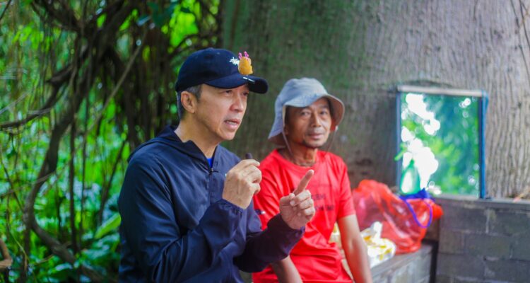 Wali Kota Bogor, Dedie A Rachim saat berdialog dengan tukang cukur di seputaran kebun raya, Foto/Istimewa