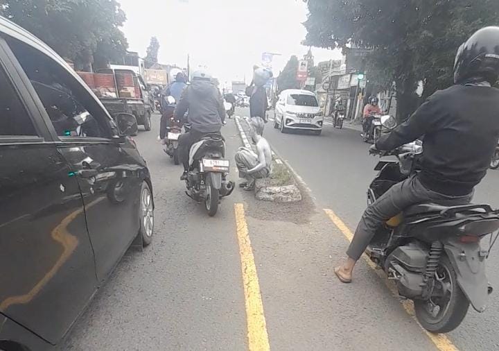 Manusia Silver di Bogor Terlihat duduk di lampu merah, Foto/Istimewa Manusia Silver di Bogor Terlihat duduk di lampu merah, Foto/Istimewa