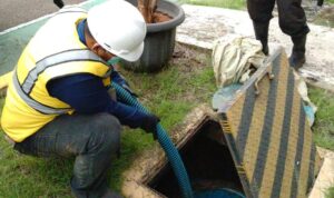 Petugas IPAL saat melakukan penyedotan, Foto/Istimewa Petugas IPAL saat melakukan penyedotan, Foto/Istimewa