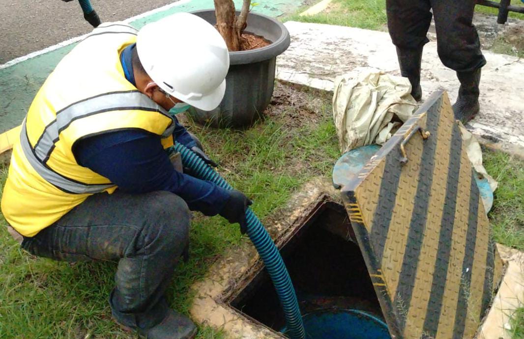 Petugas IPAL saat melakukan penyedotan, Foto/Istimewa Petugas IPAL saat melakukan penyedotan, Foto/Istimewa