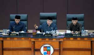 Ketua DPRD Kota Bogor, Adityawarman bersama Wali Kota Bogor, Dedie A Rachim saat melaksanakan rapat paripurna, Foto/Setwan DPRD Kota Bogor Ketua DPRD Kota Bogor, Adityawarman bersama Wali Kota Bogor, Dedie A Rachim saat melaksanakan rapat paripurna, Foto/Setwan DPRD Kota Bogor