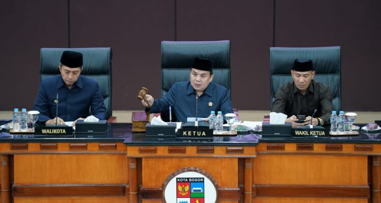 Ketua DPRD Kota Bogor, Adityawarman bersama Wali Kota Bogor, Dedie A Rachim saat melaksanakan rapat paripurna, Foto/Setwan DPRD Kota Bogor