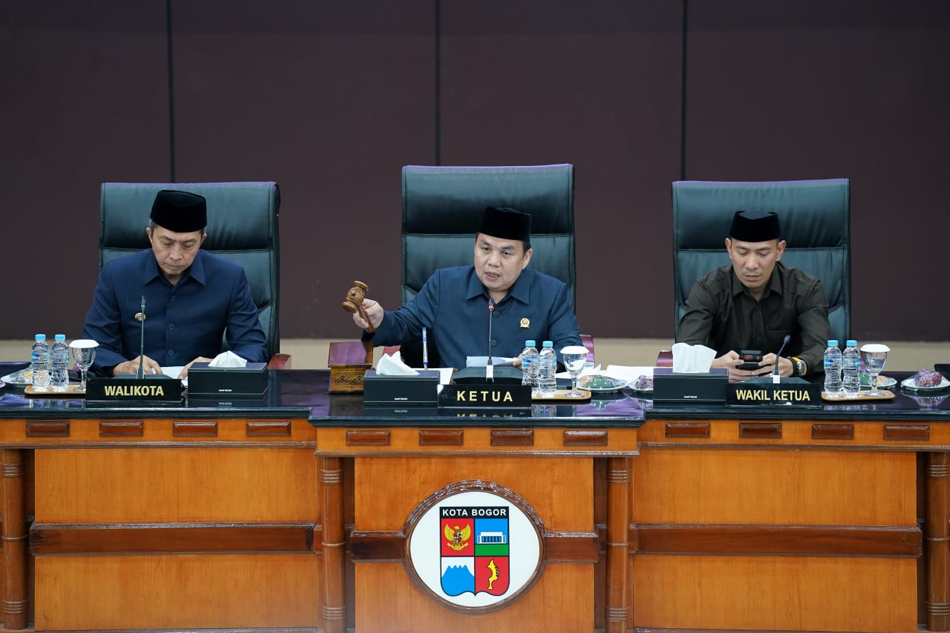 Ketua DPRD Kota Bogor, Adityawarman bersama Wali Kota Bogor, Dedie A Rachim saat melaksanakan rapat paripurna, Foto/Setwan DPRD Kota Bogor Ketua DPRD Kota Bogor, Adityawarman bersama Wali Kota Bogor, Dedie A Rachim saat melaksanakan rapat paripurna, Foto/Setwan DPRD Kota Bogor