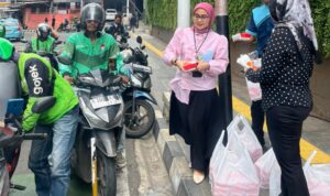 BRI KC Pancoran menggelar kegiatan “Jumat Berkah” dengan membagikan makanan kepada masyarakat sekitar wilayah Kantor BRI KC Pancoran, Foto/Istimewa BRI KC Pancoran menggelar kegiatan “Jumat Berkah” dengan membagikan makanan kepada masyarakat sekitar wilayah Kantor BRI KC Pancoran, Foto/Istimewa