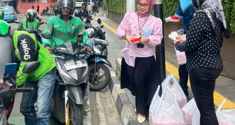 BRI KC Pancoran menggelar kegiatan “Jumat Berkah” dengan membagikan makanan kepada masyarakat sekitar wilayah Kantor BRI KC Pancoran, Foto/Istimewa