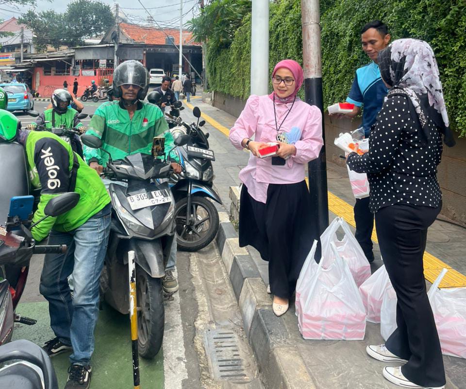 BRI KC Pancoran menggelar kegiatan “Jumat Berkah” dengan membagikan makanan kepada masyarakat sekitar wilayah Kantor BRI KC Pancoran, Foto/Istimewa BRI KC Pancoran menggelar kegiatan “Jumat Berkah” dengan membagikan makanan kepada masyarakat sekitar wilayah Kantor BRI KC Pancoran, Foto/Istimewa