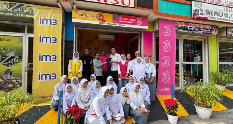 Foto bersama Indosat Ooredoo Hutchison (Indosat atau IOH) dan SMK Walang Jaya, foto/Istimewa