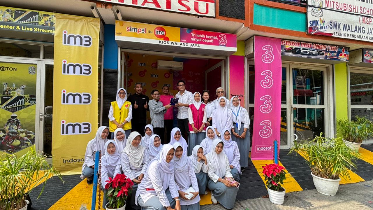 Foto bersama Indosat Ooredoo Hutchison (Indosat atau IOH) dan SMK Walang Jaya, foto/Istimewa Foto bersama Indosat Ooredoo Hutchison (Indosat atau IOH) dan SMK Walang Jaya, foto/Istimewa