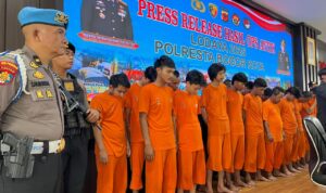 Para pengguna narkoba dan pengendar yang diamankan Satnarkoba Polresta Bogor Kota saat operasi antik 2025