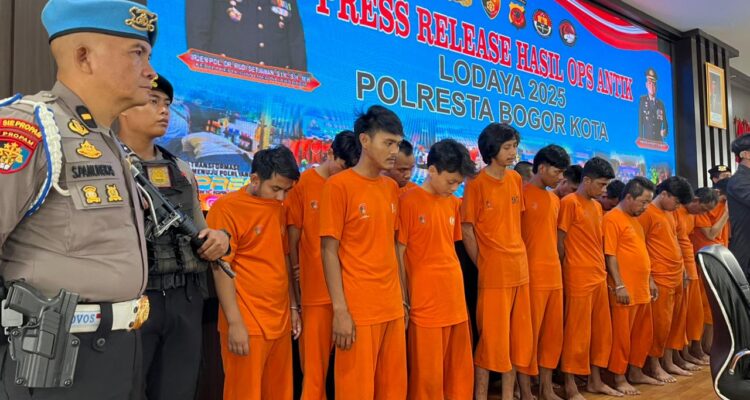 Para pengguna narkoba dan pengendar yang diamankan Satnarkoba Polresta Bogor Kota saat operasi antik 2025