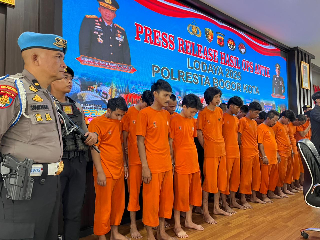 Para pengguna narkoba dan pengendar yang diamankan Satnarkoba Polresta Bogor Kota saat operasi antik 2025