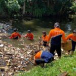 Petugas DLH Kabupaten Bogor saat membersihkan sampah di sungai, Foto/Istimewa