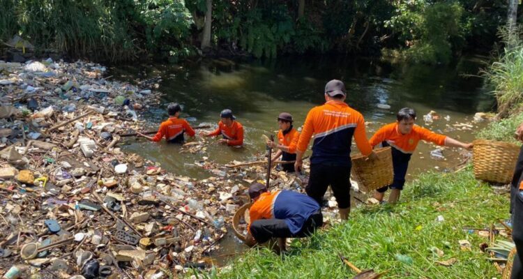 Petugas DLH Kabupaten Bogor saat membersihkan sampah di sungai, Foto/Istimewa