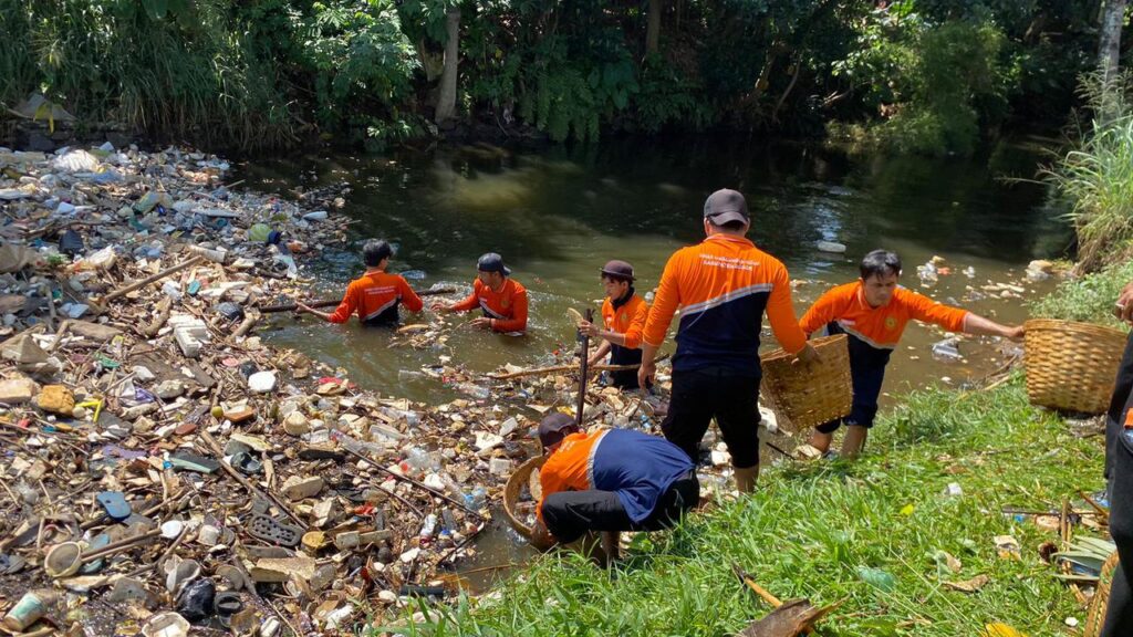Petugas DLH Kabupaten Bogor saat membersihkan sampah di sungai, Foto/Istimewa