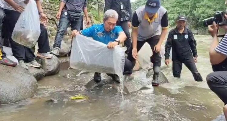 Wali Kota Bogor, Dedie A Rachim saat menebar ikan di Sungai Ciliwung Bogor, Foto/Istimewa