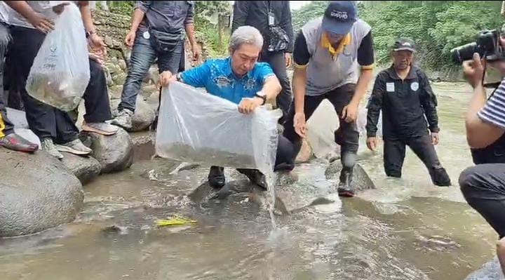 Wali Kota Bogor, Dedie A Rachim saat menebar ikan di Sungai Ciliwung Bogor, Foto/Istimewa